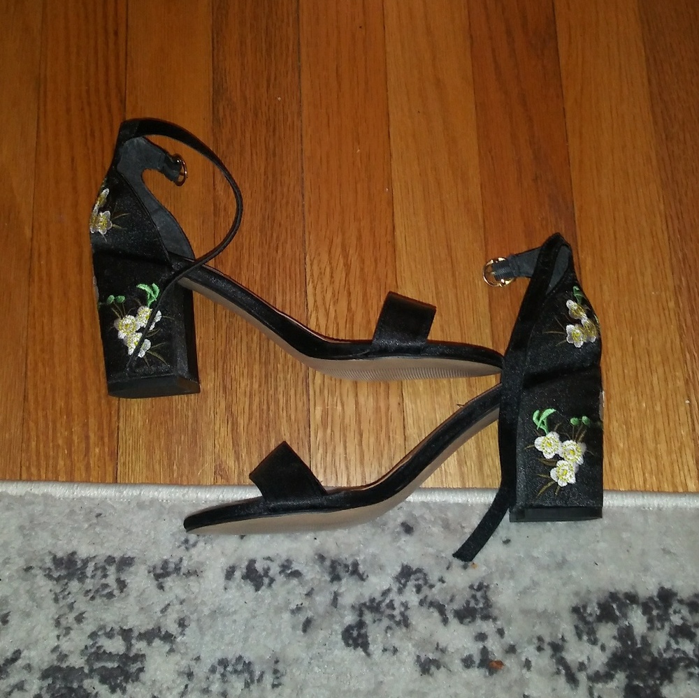 Steve Madden black floral heels NWOT